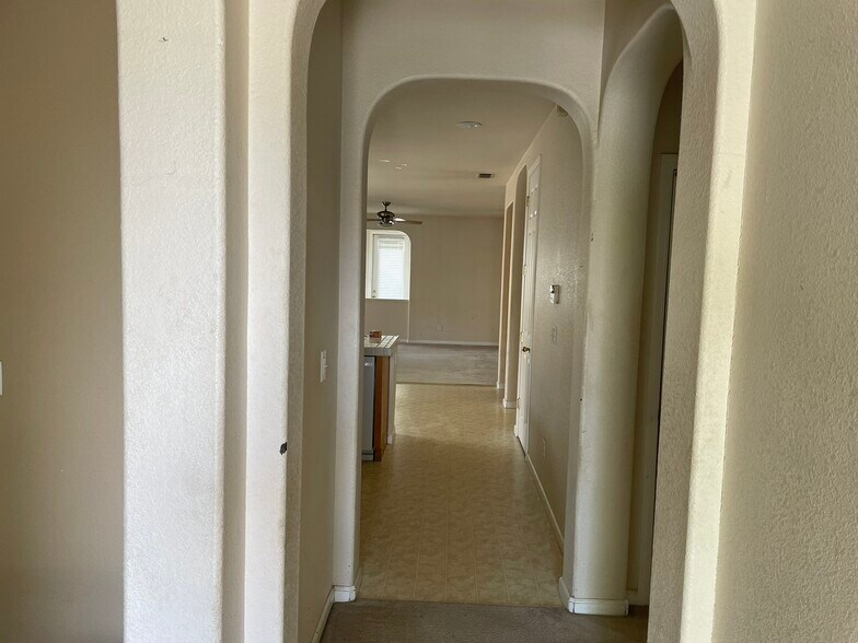 1947 Dawnelle Way, Sacramento, CA à vendre - Photo de l’immeuble – Image 3 sur 11