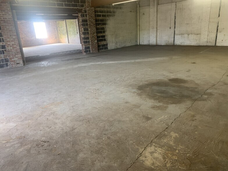 2400 Barnum Ave, Stratford, CT à vendre - Photo de l’immeuble – Image 2 sur 8