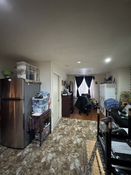 11242 38th Ave, Corona, NY à vendre - Photo intérieure – Image 2 sur 13