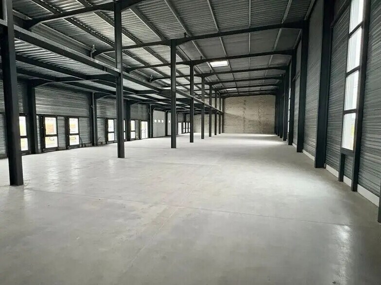 Local d'activités dans Bourgoin-Jallieu à vendre - Photo de l’immeuble – Image 2 sur 8