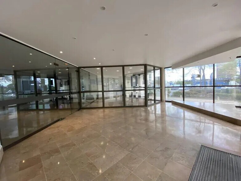 Bureau dans Rosny-sous-Bois à louer - Hall d’entrée – Image 1 sur 12