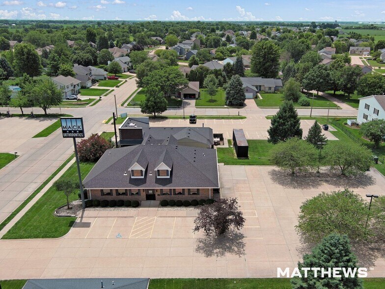 210 S 9th Ave, Eldridge, IA à vendre - Photo de l’immeuble – Image 2 sur 3