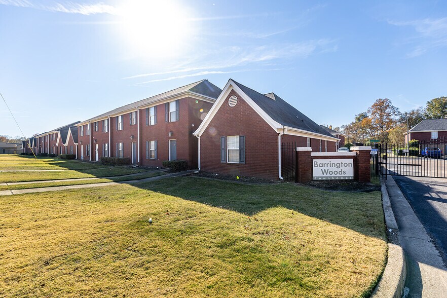 Barrington Woods Apartments and Townhome portefeuille de 2 biens à vendre sur LoopNet.fr - Photo de l’immeuble – Image 2 sur 37