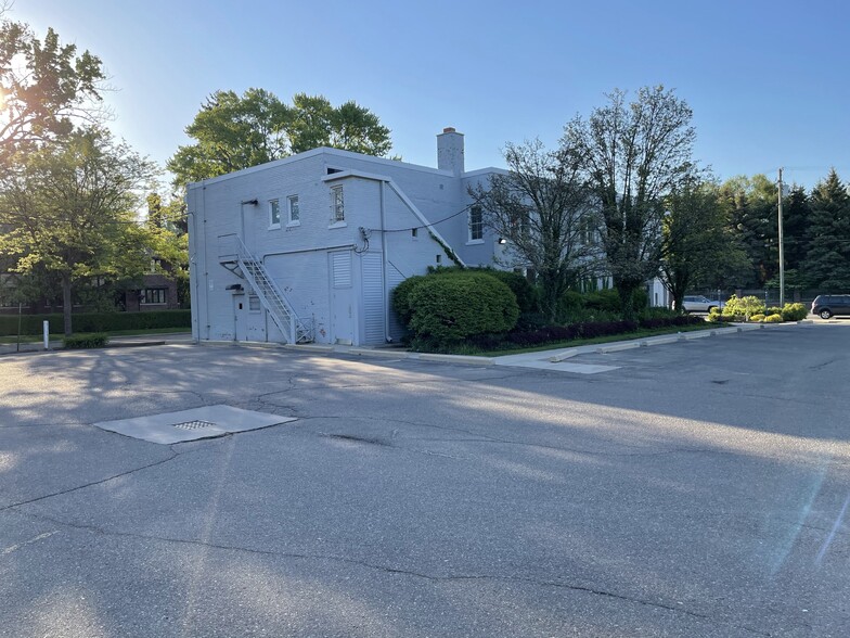 17449 E Jefferson Ave, Grosse Pointe, MI à vendre - Photo de l’immeuble – Image 3 sur 3