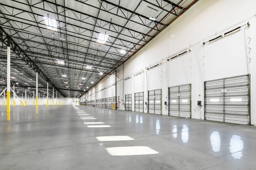 17300 Slover Ave, Fontana, CA à louer - Photo de l’immeuble – Image 2 sur 6