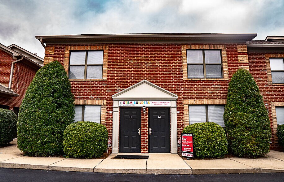 504 Autumn Springs Ct, Franklin, TN à louer - Photo de l’immeuble – Image 1 sur 33