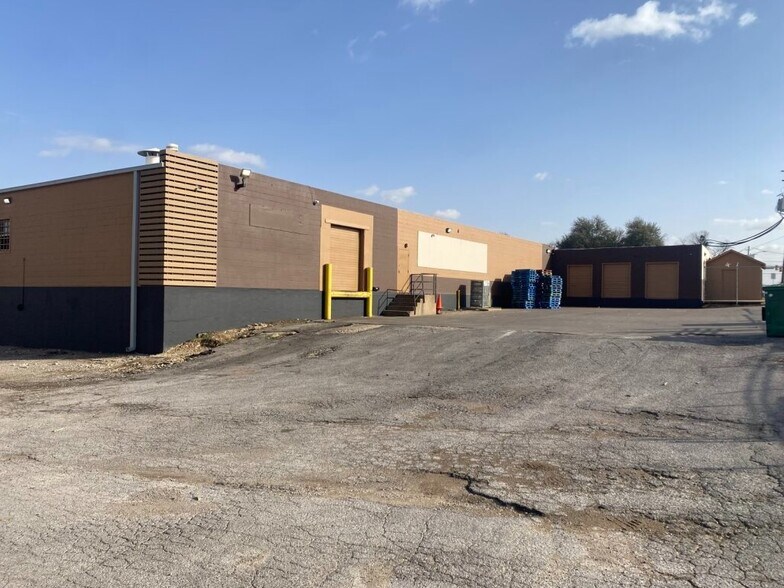 2463-2517 S Riverside Dr, Fort Worth, TX à louer - Photo de l’immeuble – Image 2 sur 9