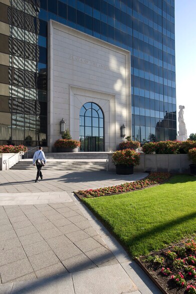 700 N Pearl St, Dallas, TX à louer - Photo de l’immeuble – Image 2 sur 9
