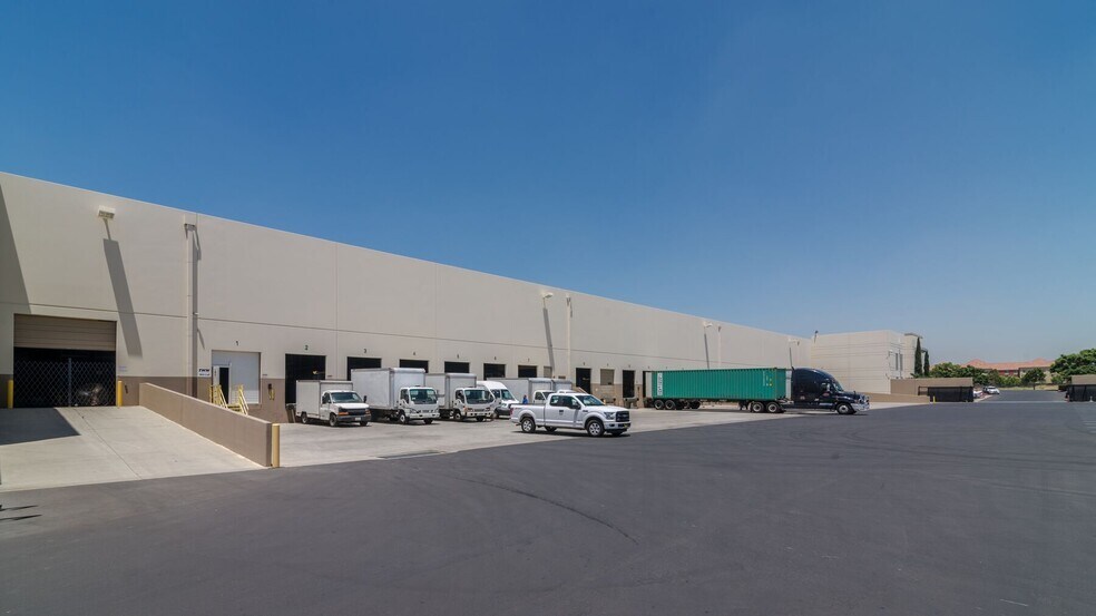 10725 Sierra Ave, Fontana, CA à louer - Photo de l’immeuble – Image 3 sur 11