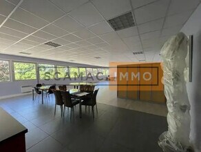 Local d’activités dans Chennevières-sur-Marne à louer Photo de l’immeuble– Image 2 sur 2