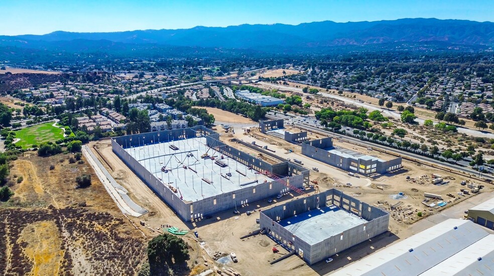 25400 Springbrook Ave, Santa Clarita, CA à louer - Photo de l’immeuble – Image 2 sur 19