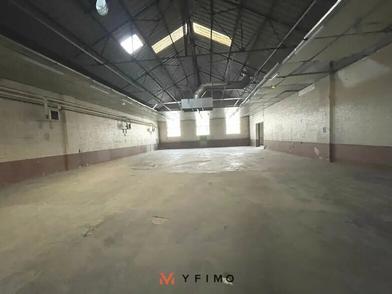 Local d'activités dans Aubergenville à vendre - Photo de l’immeuble – Image 3 sur 3
