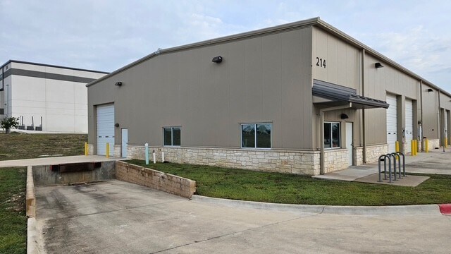 214 Warehouse Dr, Buda, TX à louer - Photo de l’immeuble – Image 2 sur 10