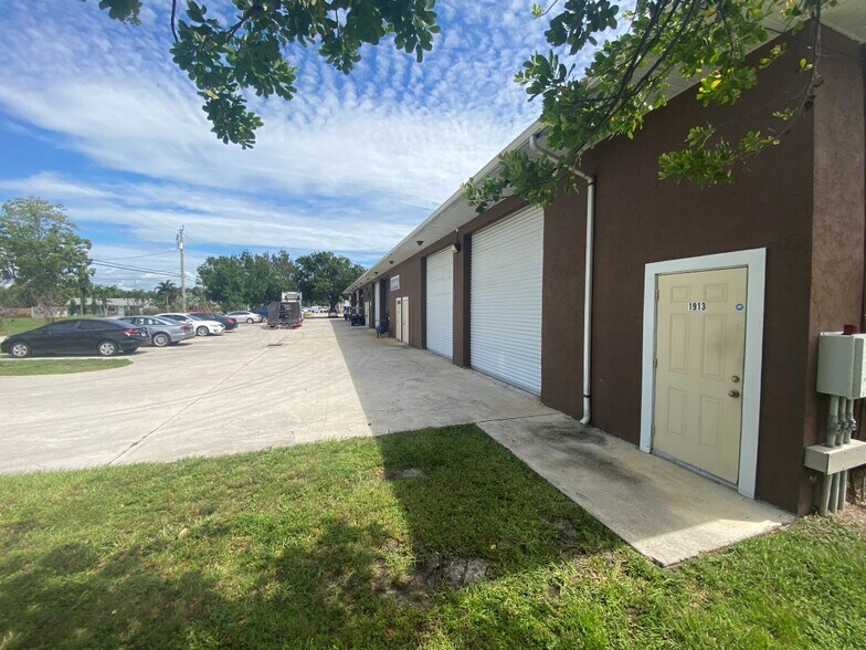1901-1913 SW Biltmore St, Port Saint Lucie, FL à vendre - Photo de l’immeuble – Image 3 sur 8
