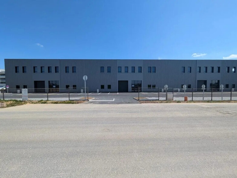 Local d’activités dans Caen à louer - Photo de l’immeuble – Image 2 sur 5