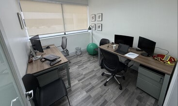 14750 NW 77th Ct, Miami Lakes, FL à louer Photo intérieure– Image 2 sur 6