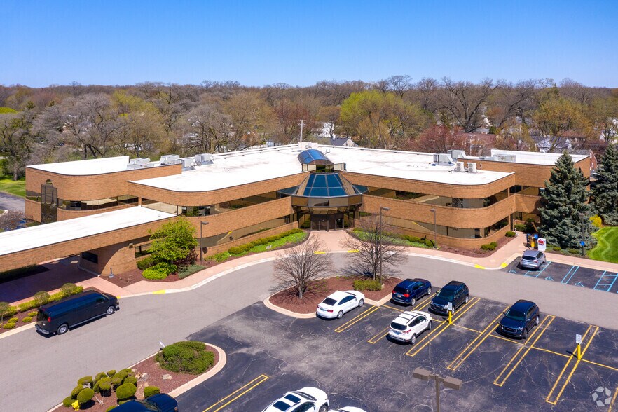 33300 5 Mile Rd, Livonia, MI à louer - Photo de l’immeuble – Image 3 sur 6