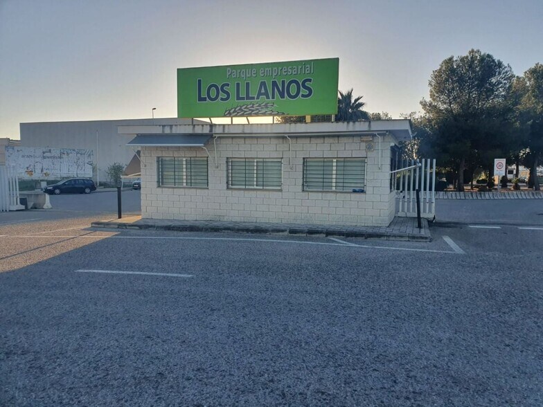 Industriel/Logistique dans Salteras à vendre - Photo de l’immeuble – Image 2 sur 15