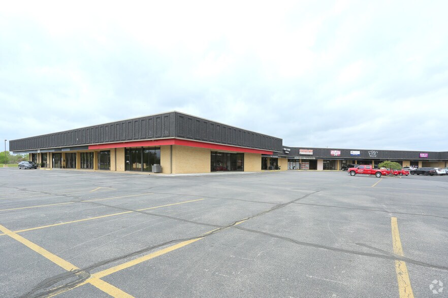 800-840 S Elm Pl, Broken Arrow, OK à louer - Photo de l’immeuble – Image 1 sur 6