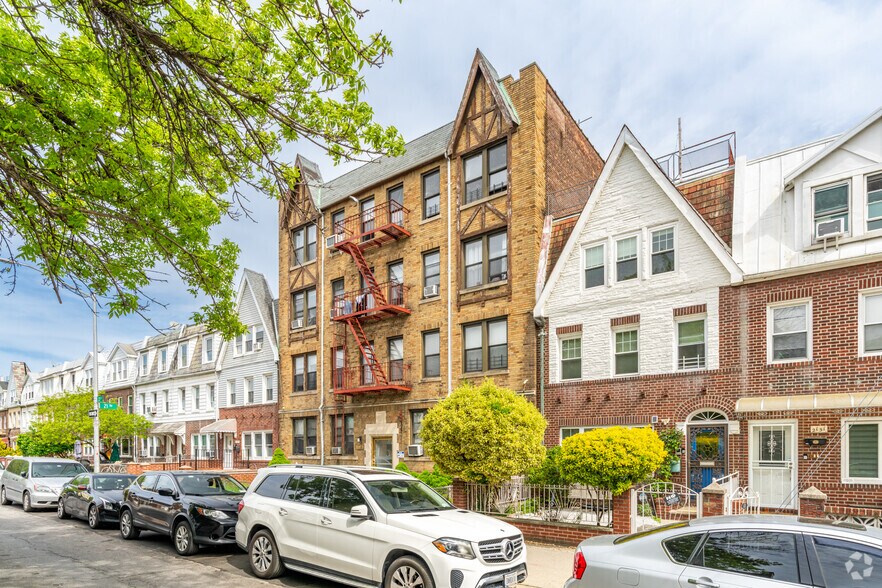 21-45 23rd St, Astoria, NY à vendre - Photo de l’immeuble – Image 3 sur 5