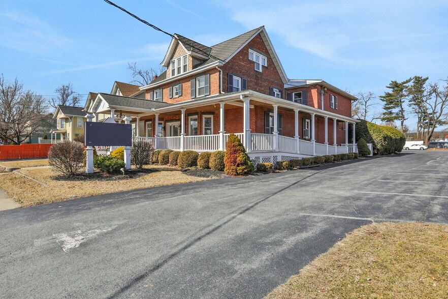 411 Albany Ave, Kingston, NY à vendre - Photo de l’immeuble – Image 1 sur 70