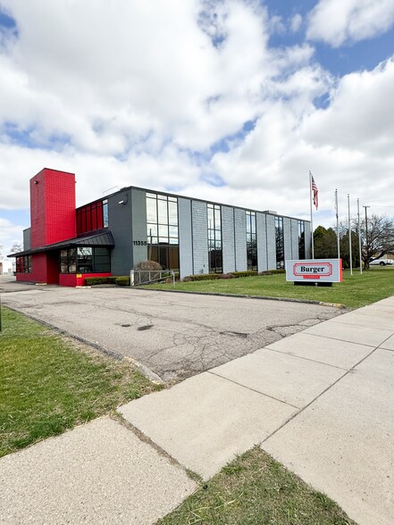 11355 Stephens Rd, Warren, MI à vendre - Photo principale – Image 1 sur 31