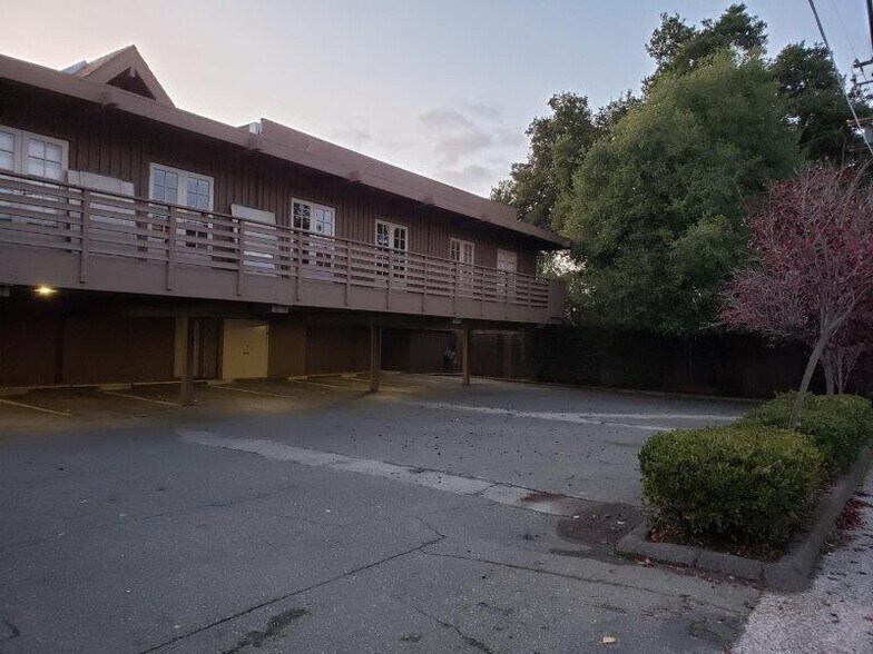 105 Fremont Ave, Los Altos, CA à louer - Photo de l’immeuble – Image 2 sur 4