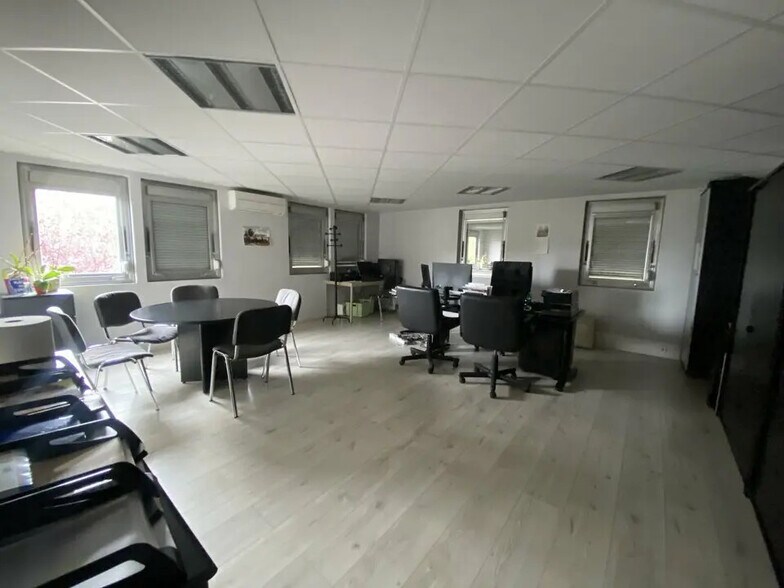 Bureau dans Pantin à louer - Photo de l’immeuble – Image 1 sur 9