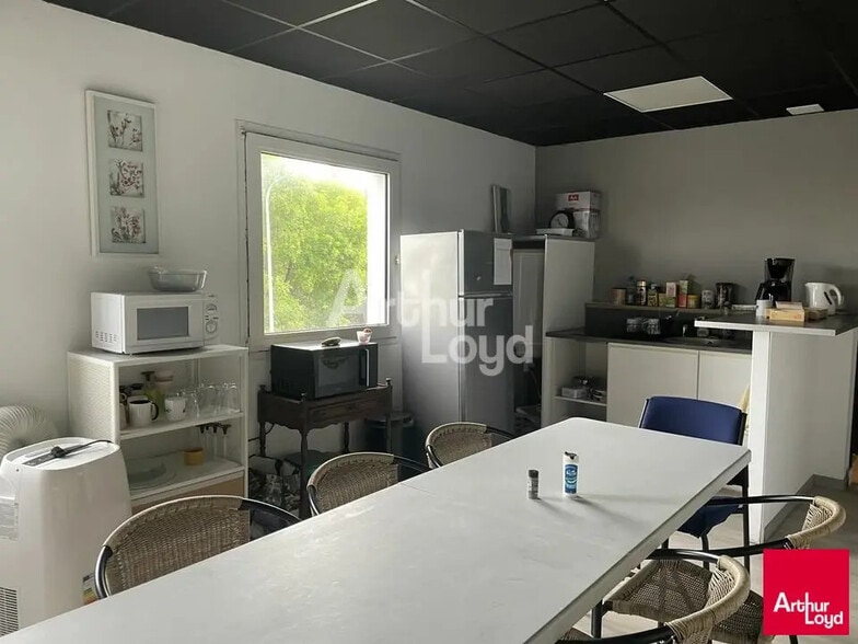 Local d’activités dans Écouflant à louer - Photo de l’immeuble – Image 3 sur 3