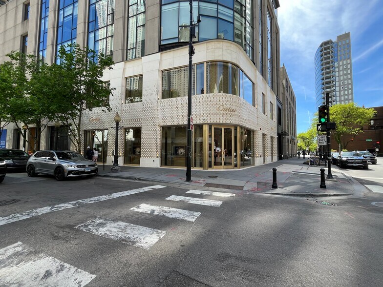 1-15 E Oak St, Chicago, IL à louer - Photo de l’immeuble – Image 3 sur 5