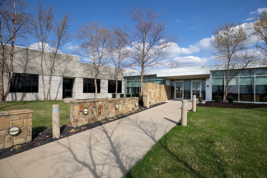 16041 Foster, Overland Park, KS à vendre - Photo de l’immeuble – Image 2 sur 6