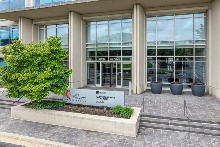 28100 Torch Pky, Warrenville, IL à louer - Photo de l’immeuble – Image 2 sur 4