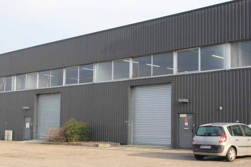 30 Rue Des Osiers, Coignières à louer - Photo de l’immeuble – Image 2 sur 5