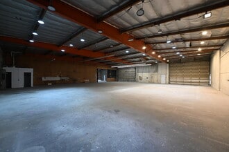 15023-15035 Califa St, Van Nuys, CA à louer Photo intérieure– Image 1 sur 4