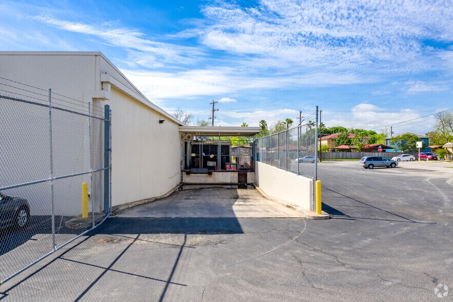 6723 S Flores St, San Antonio, TX à vendre - Photo de l’immeuble – Image 2 sur 14