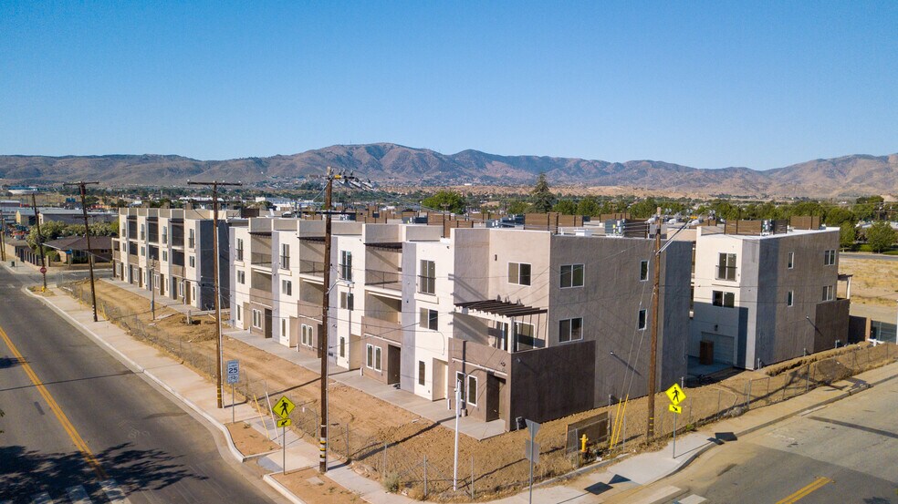 38225 9th Street East, Palmdale, CA à vendre - Photo de l’immeuble – Image 3 sur 19