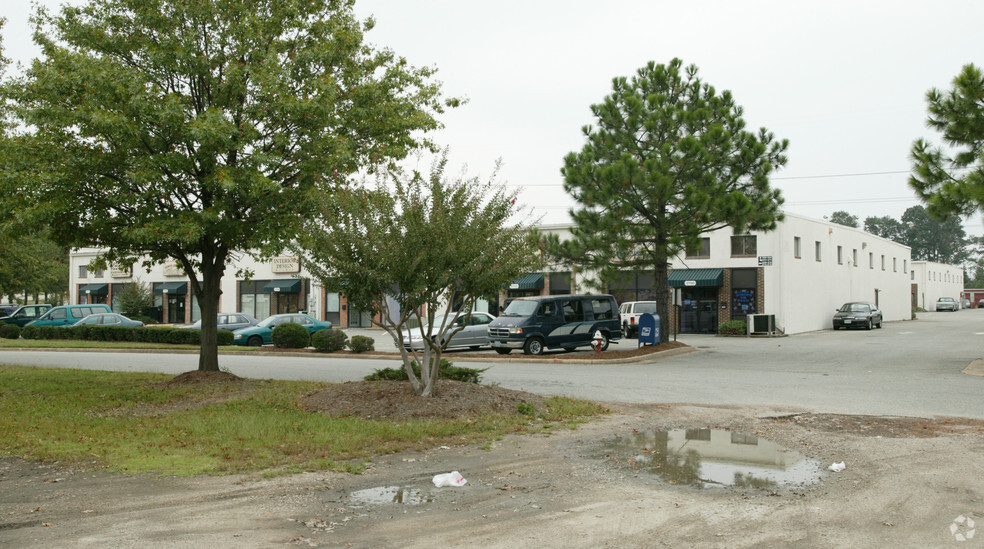 2700-2714 Build America Dr, Hampton, VA à louer - Photo de l’immeuble – Image 2 sur 5