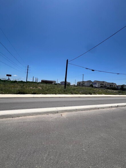 883 Texas 211, San Antonio, TX à louer - Photo principale – Image 1 sur 2