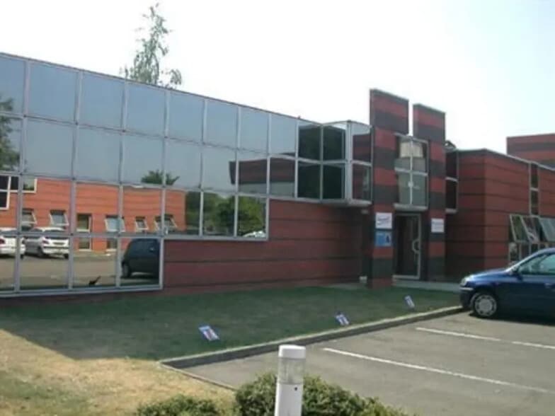 Bureau dans Trappes à louer - Photo de l’immeuble – Image 1 sur 4