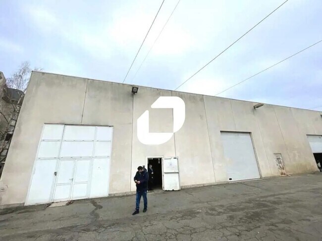 Plus de détails pour 10 Rue du Moulin Vert, Vert - Bureau, Local d'activités à louer