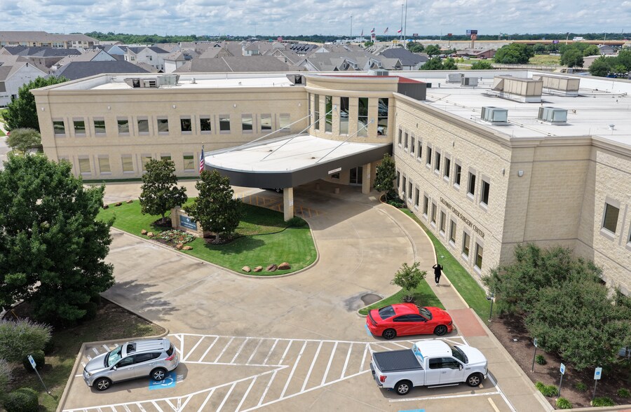 4300 City Point Dr, North Richland Hills, TX à louer - Photo de l’immeuble – Image 3 sur 10