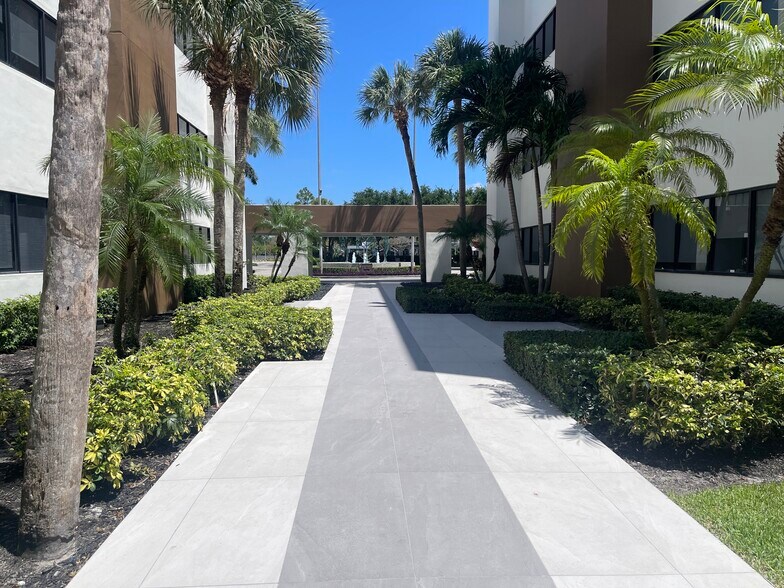 1900 NW Corporate Blvd, Boca Raton, FL à louer - Photo de l’immeuble – Image 3 sur 8