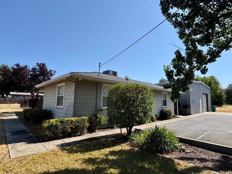 6799 Airport Rd, Redding, CA à vendre - Photo de l’immeuble – Image 1 sur 12