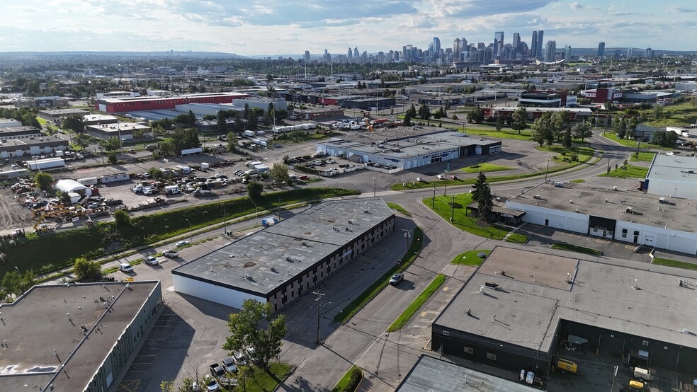 1301-1313 Hastings Cres SE, Calgary, AB à vendre - Photo de l’immeuble – Image 3 sur 5