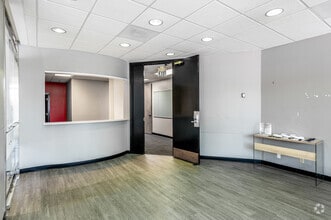 2300 E Katella Ave, Anaheim, CA à louer Photo intérieure– Image 2 sur 12