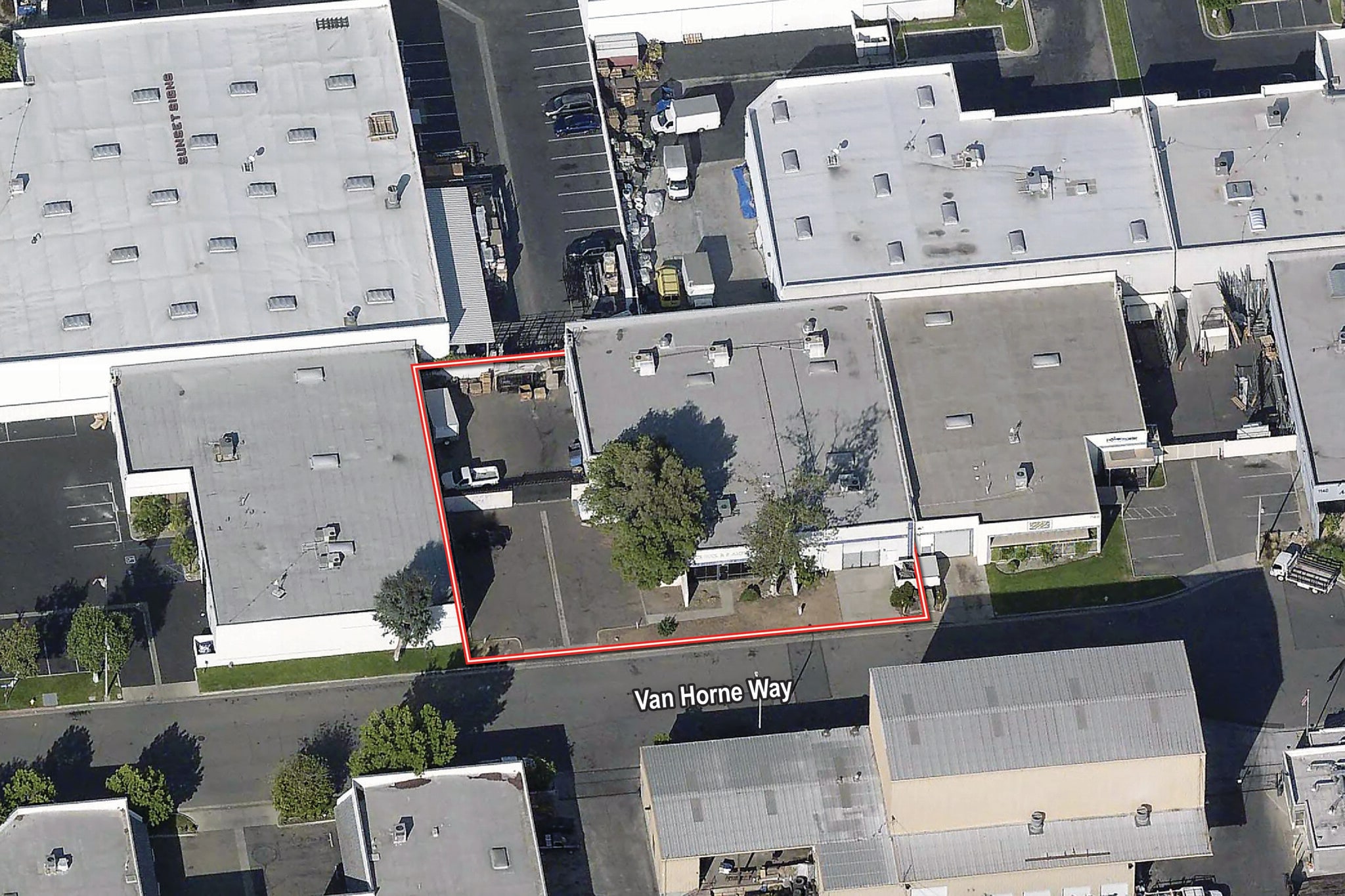 1170 N Van Horne Way, Anaheim, CA à louer Photo de l’immeuble– Image 1 sur 1