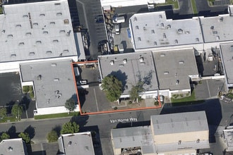 1170 N Van Horne Way, Anaheim, CA à louer Photo de l’immeuble– Image 1 sur 1