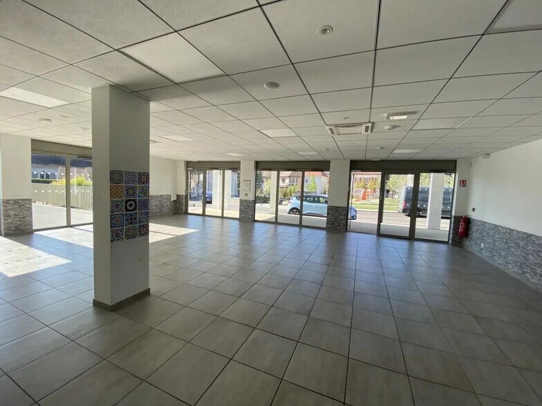9 Place Bacchus, Les Avenières Veyrins-Thuellin à louer - Photo de l’immeuble – Image 2 sur 6