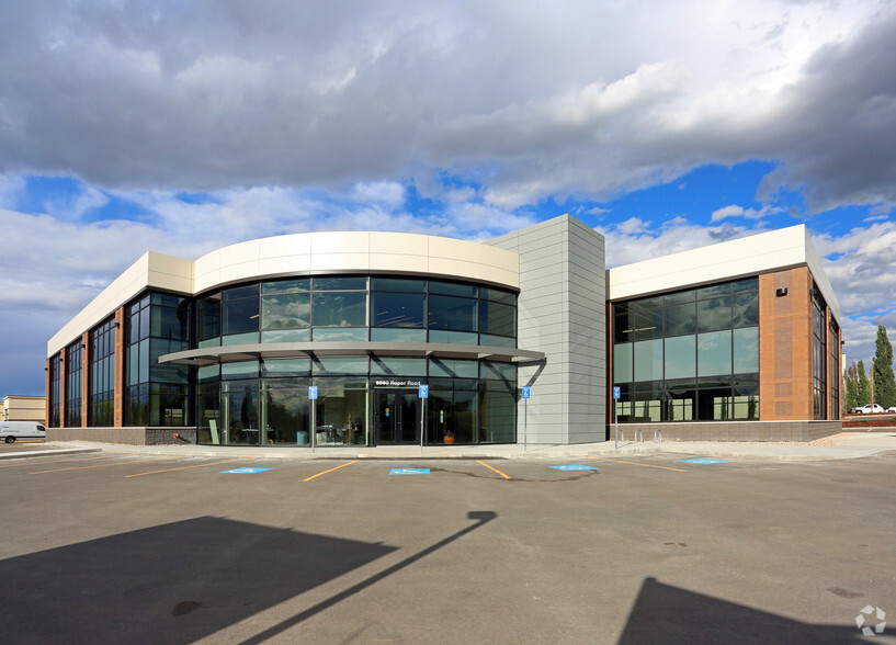 8560 Roper Rd, Edmonton, AB à louer - Photo de l’immeuble – Image 1 sur 9