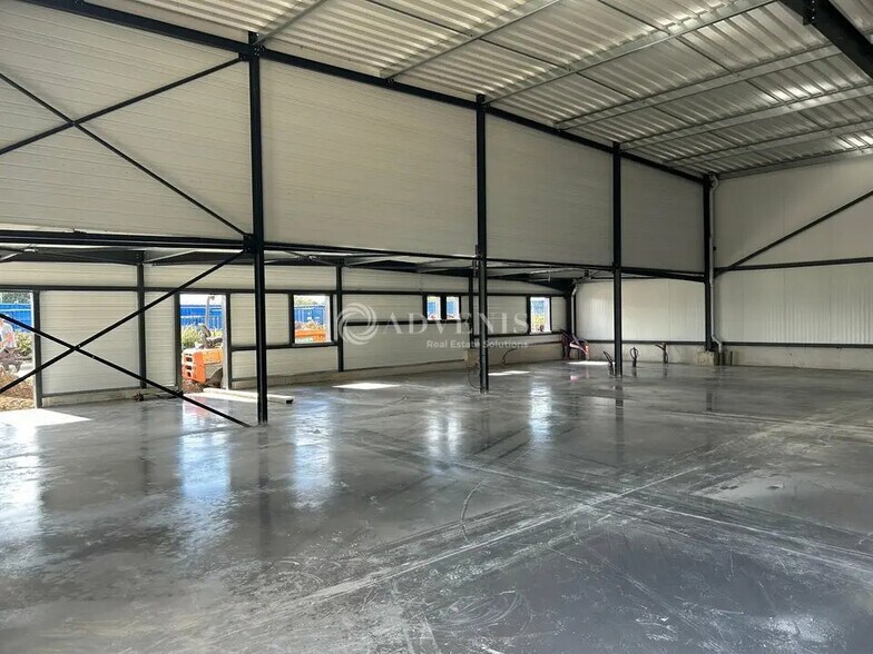 Local d’activités dans Joué-lès-Tours à louer - Photo de l’immeuble – Image 1 sur 8